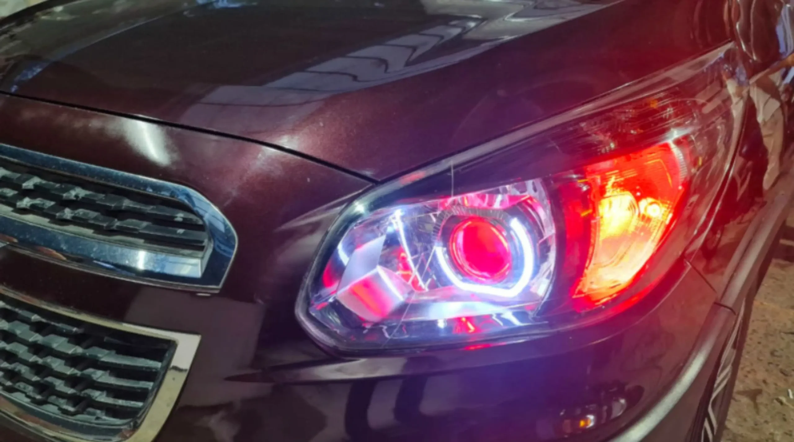 Salah satu hasil modifikasi lampu biled mobil (sumber: tomiairbrush.com).