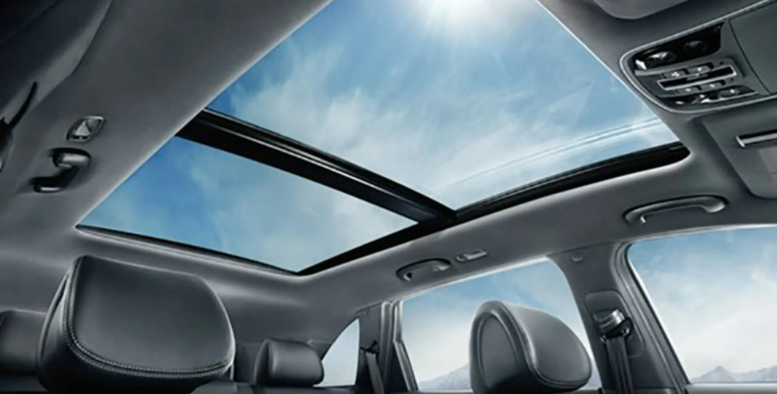 Interior mobil dengan sunroof