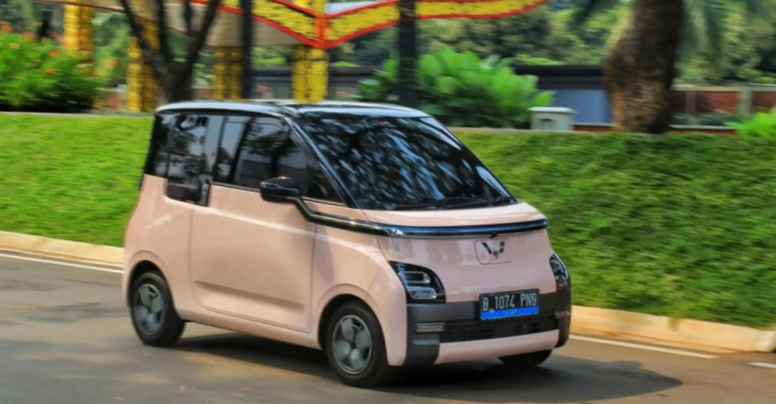 Varian peach pink Wuling Air EV nampak manis di jalanan Jakarta (sumber: cdn.antaranews.com).